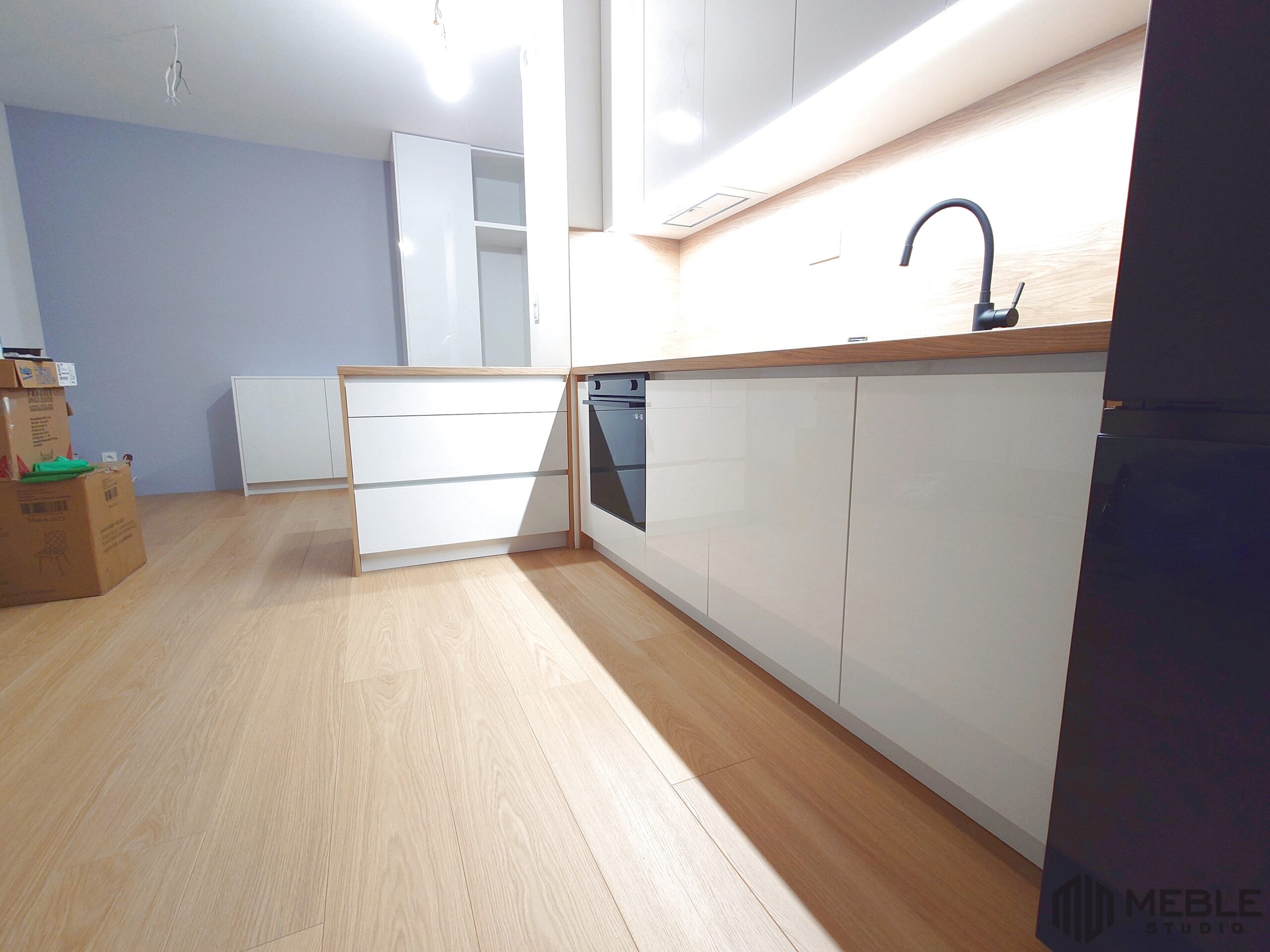 Nowoczesne meble kuchenne z barkiem w Luboniu